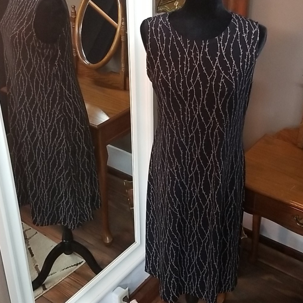 No tag, fits a medium black w/ tan vines